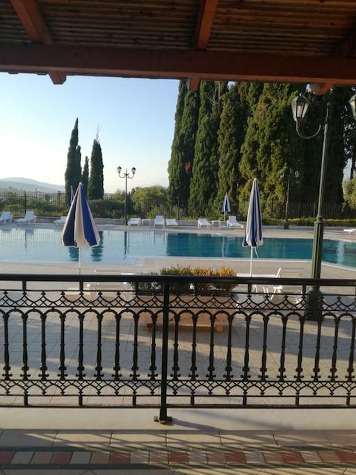 Ισόγειο μπαλκόνι, θέα πισίνα
