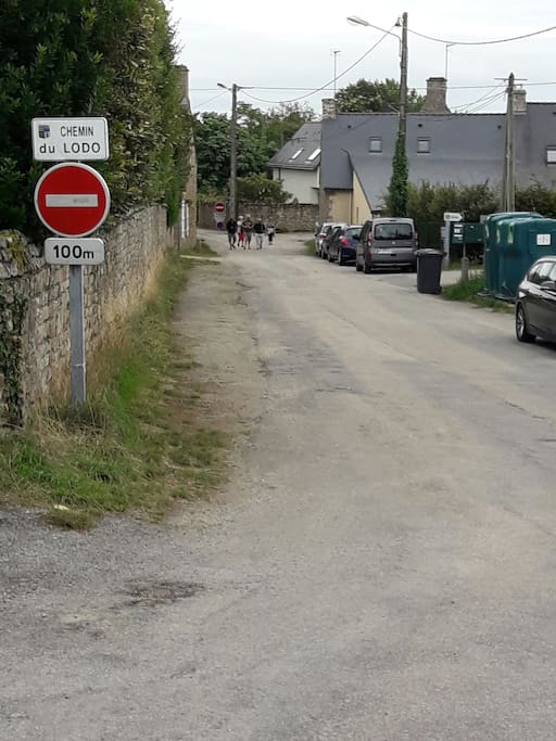 Prendre ce chemin et aller tout droit, passer le sens interdit et tout de suite à droite.