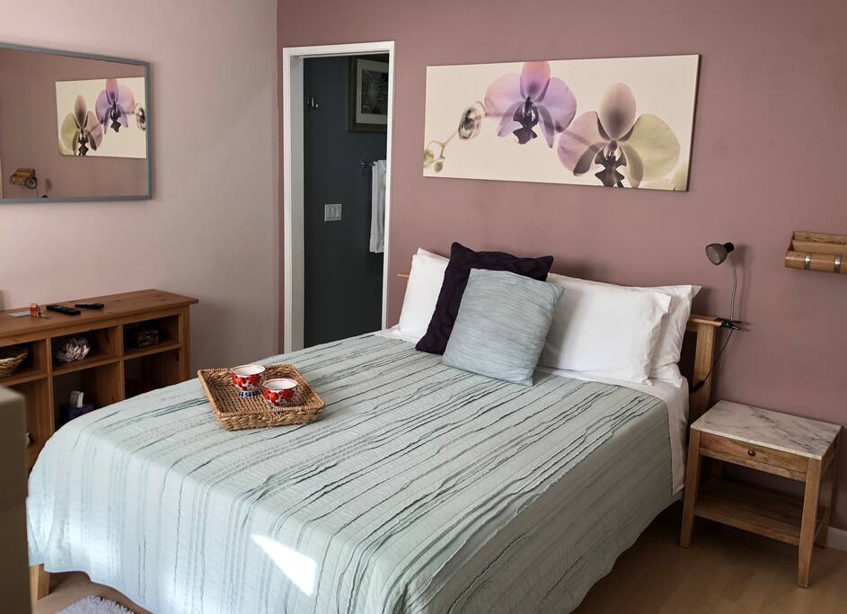 Master Bedroom w Private Bath/Entryway
