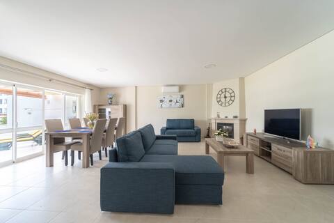 Luxury Pool Apartment near Marina & Golf