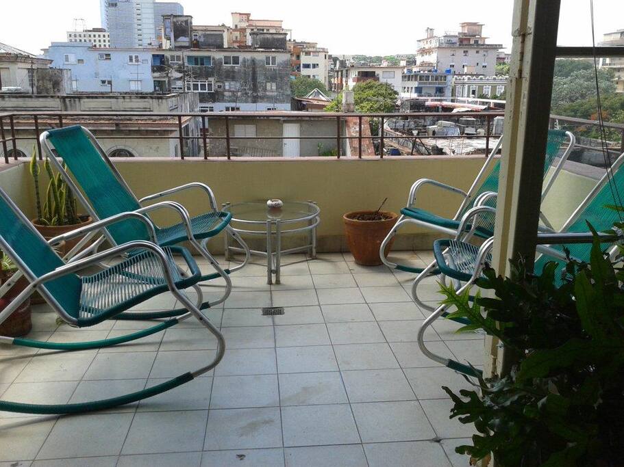 La terraza es el area de los .fumadores