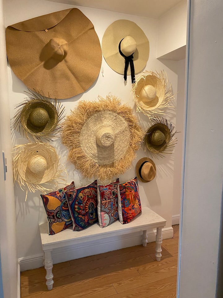 ها هو جدار قبعة فريد من نوعه! مع الكثير من الأنماط المختلفة من القبعة، لدينا أيضًا بعض القيثارات المثالية لضبط المزاج في المساء في غرفة المعيشة أو في الشرفة