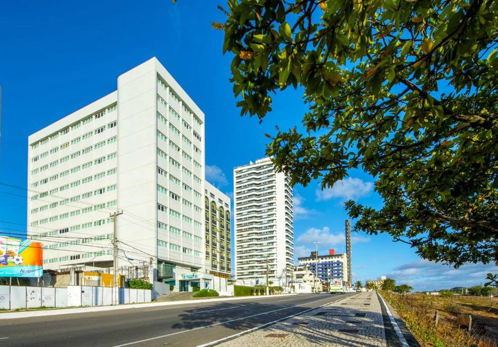 Vista Externa - Localizado na Principal Avenida de Ponta Negra