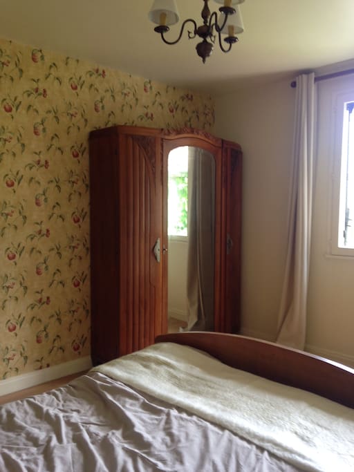 A large armoire with shelves and a few drawers.
-
Une grande armoire avec étagères et tiroirs, et un grand miroir.