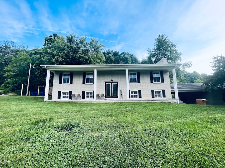 Paradise on Pecks CreekHOTTUB, FIREPIT, CORNHOLE Houses for Rent in