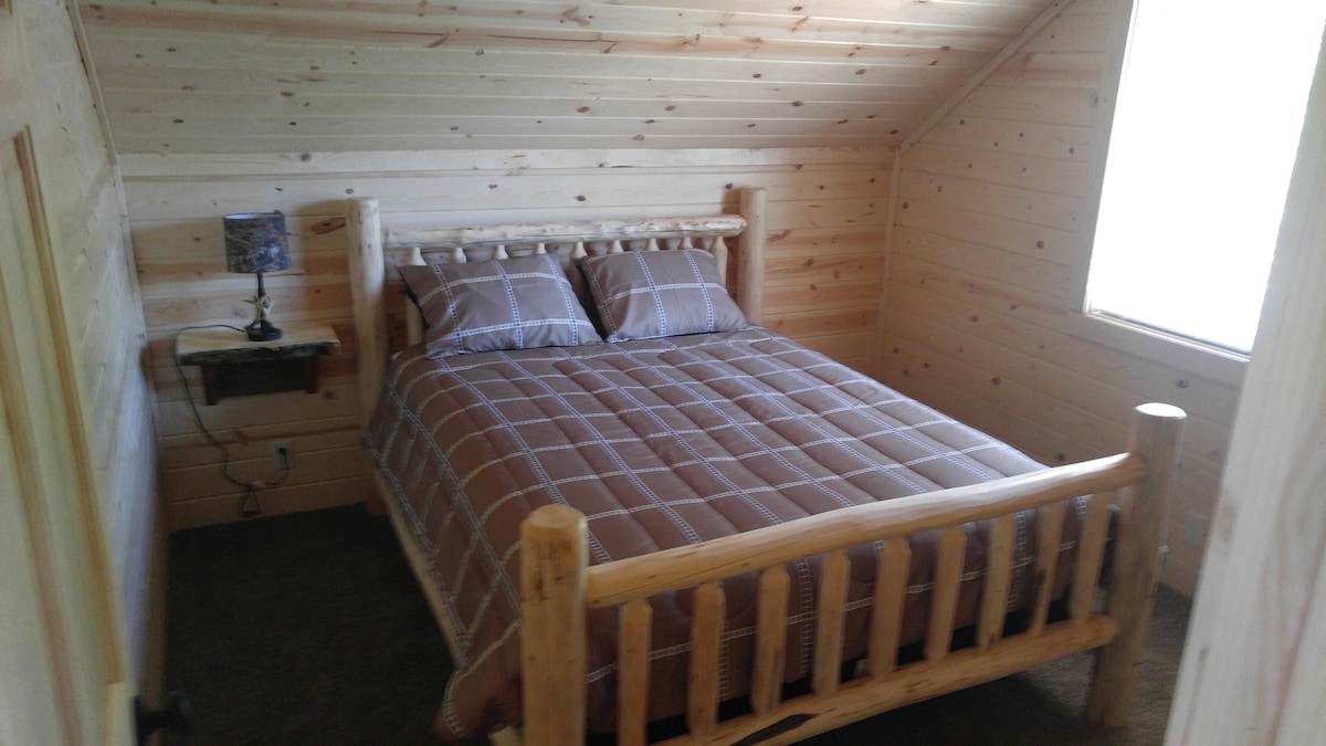 מיטות זוגיות רחבות ב -3 חדרי שינה פרטיים ושתי מיטות קווין סייז במרתף מלא.