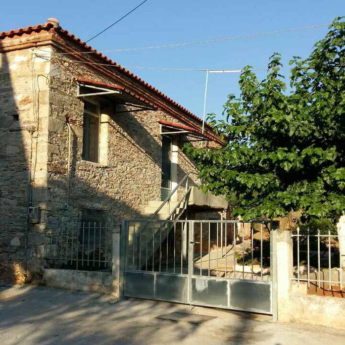 Το πέτρινο σπίτι στο Αλιβέρι