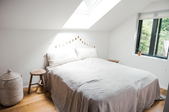 ห้องมาสเตอร์สวีทพร้อมห้องน้ำใหญ่ส่วนตัว