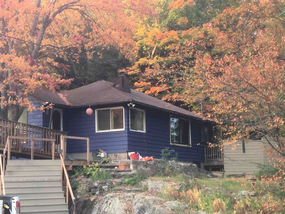 Cute cottage with hottub, sauna, lake view, dock Cottages for Rent in