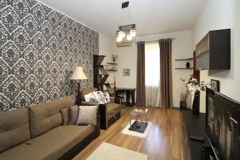 Cozy Apartment near Derybasivska