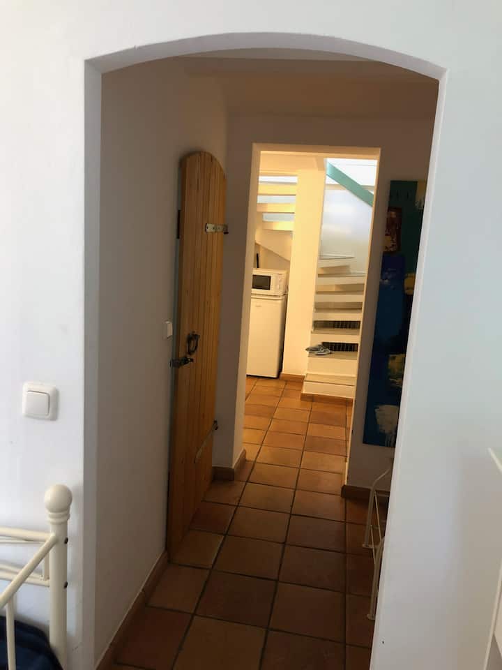 Ქვედა მისაღები/საძინებელი სივრცე ცალკე საძინებლიდან სამზარეულოსკენ