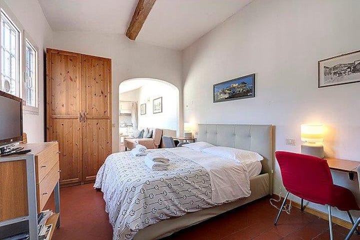 Menšia manželská posteľ a šatník