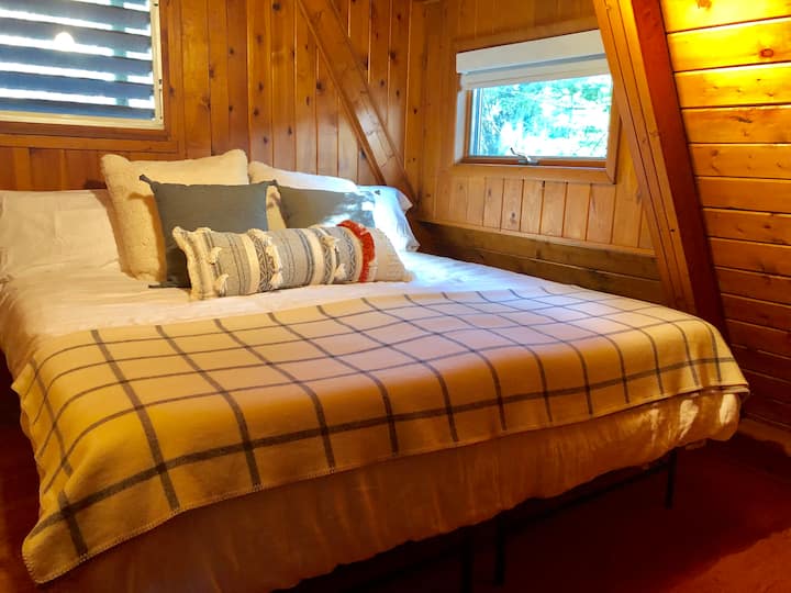 King bedroom (bed can be split into 2 twins).