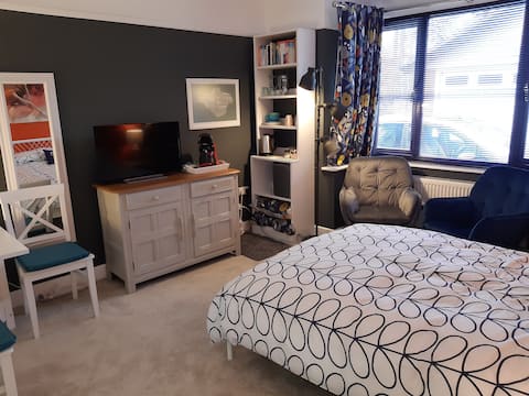 Top performing Airbnb: Self-contained ensuite room in perfect location in Bembridge