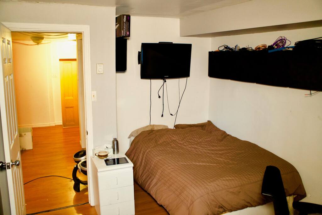 La chambre à été complètement vidée. Il ne reste que le lit et quelques espaces dans les commodes.