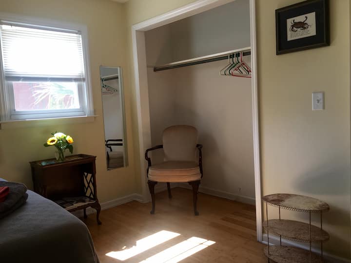 خزانة كاملة الحجم مع منطقة جلوس للاستعداد لقضاء ليلة في المدينة في تشارلستون الجميلة!