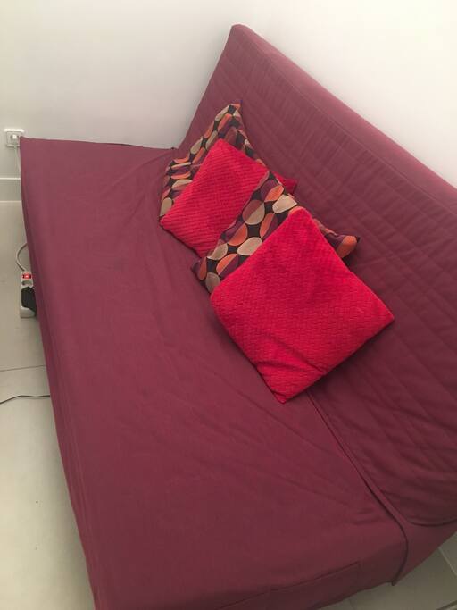 Se alquila sofá cama en piso tipo estudio
