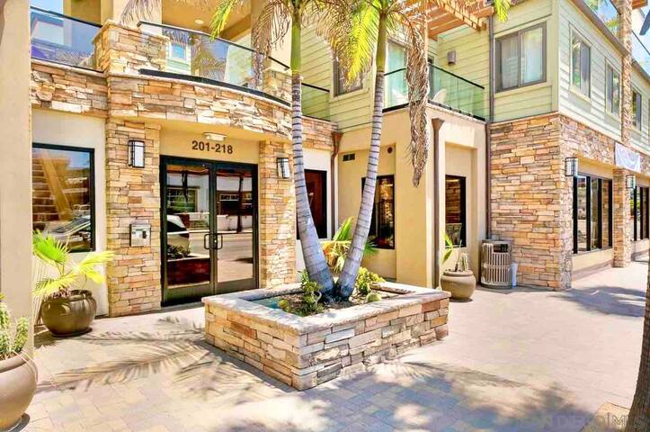 MB Contemporary 4BR/3BA Steps to Sand with Garage gallery image 3