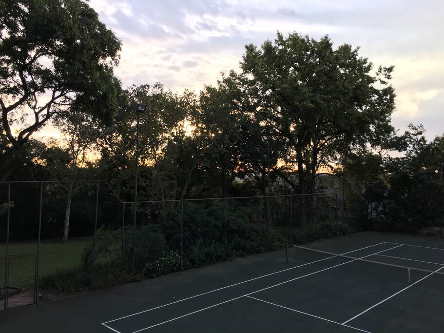 Tennis court, large garden, tranquility in the middle of Johannesburg