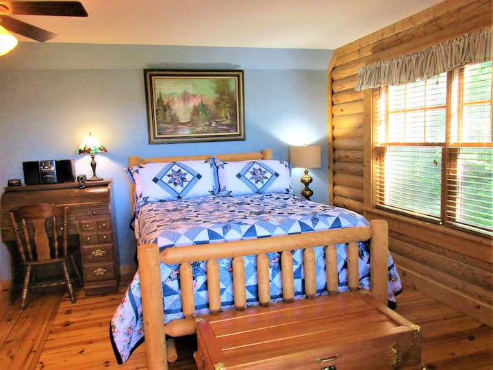Nossa cama queen size na suíte master realmente diz "vou ficar em uma cabana".