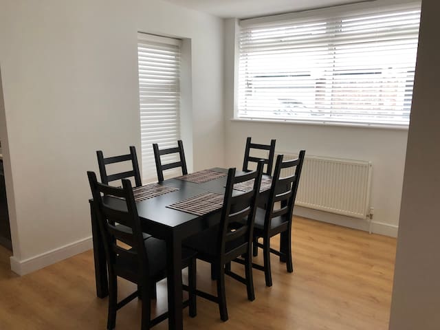 Luxury Hampstead Mews House, Close to City Centre gallery image 2