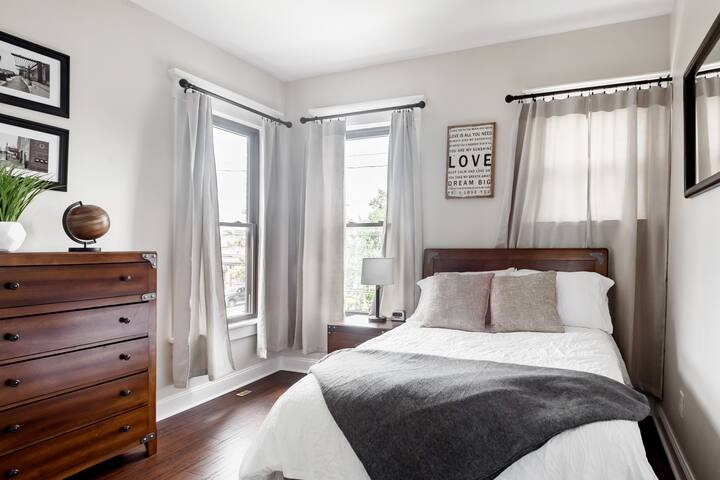 Flowing King Lincoln Home Close to Downtown gallery image 3