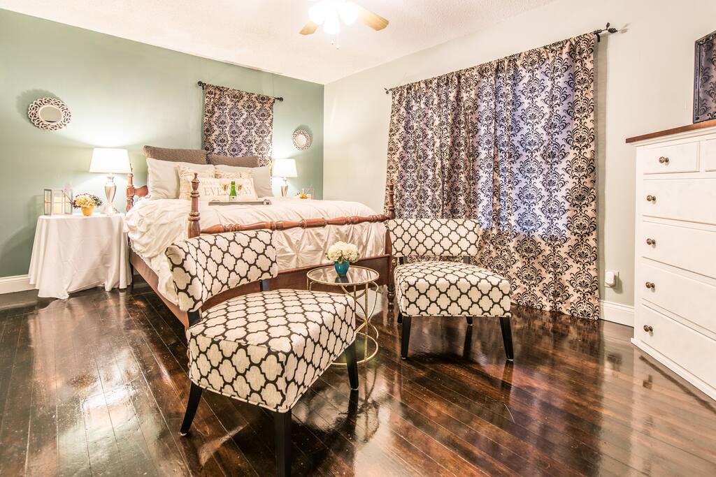 New King bed cozy seating area