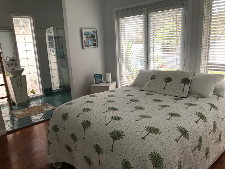 Chumba cha kulala kilicho na kitanda cha malkia na chumba cha kulala 