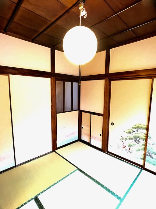 Tatami is lined up to traditional circle wise.This is called "四畳半(Yojyou-han)" mean "4 and a half".
Many Japanese old novels and movies set this small room to it's own theme.