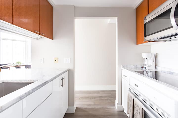 Executive Comfort only 1 Block from Robson Street