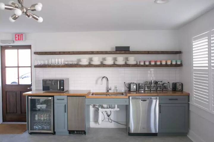 8 – Suite Guest Complex – Sleeps 20 Plus! gallery image 5