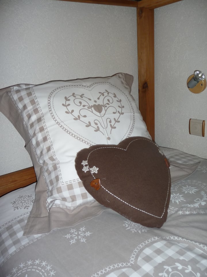 dhomë 3
krevate marinari
90 x 200
dhomë nr.3:
