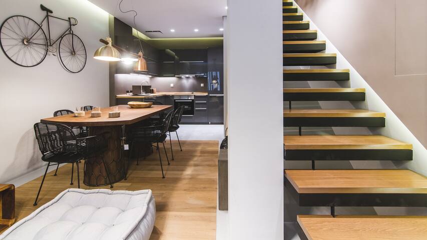 Grand House-Acropolis 5-Bdr Apt. / Outdoor Jacuzzi gallery image 3