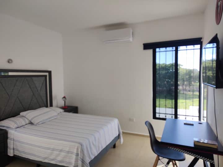 Спалня на горния етаж с изглед към открито