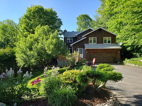 Private Suite-with own sauna, BBQ & walk to town!