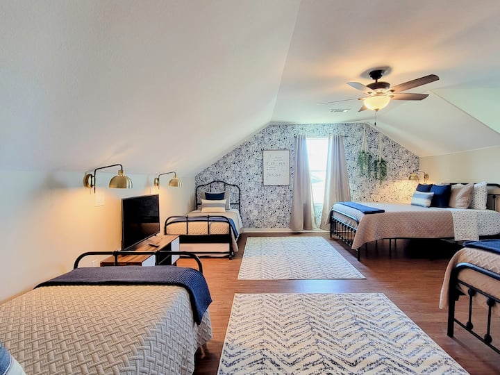 Во собата на спрат, може да спијат 6 лица (се наоѓа на горниот кат)