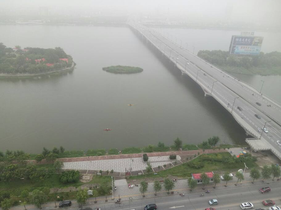 窗外雨天美景,