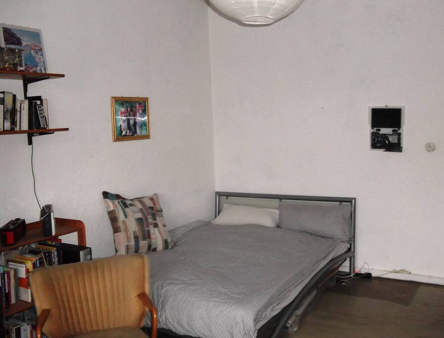 a comfortable bed room pic 3
