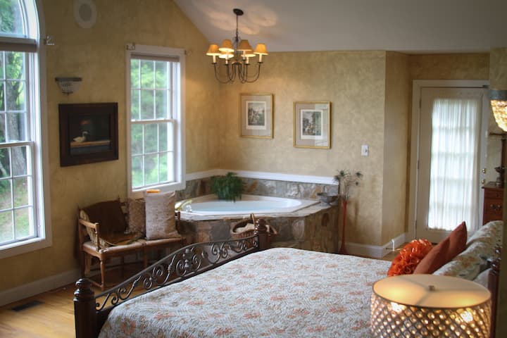 Голяма стая със сводести тавани, вана за двама и суперголямо двойно легло. Здравейте, релаксация.