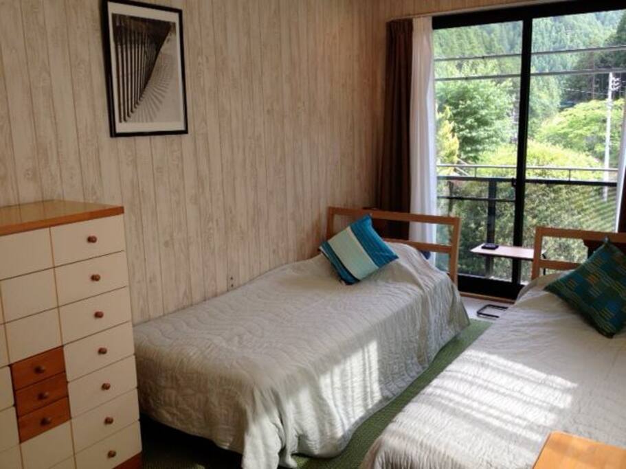 the guest room on the 2nd floor with 2 single beds. / 2階にあるゲストルーム。シングルベットx2台