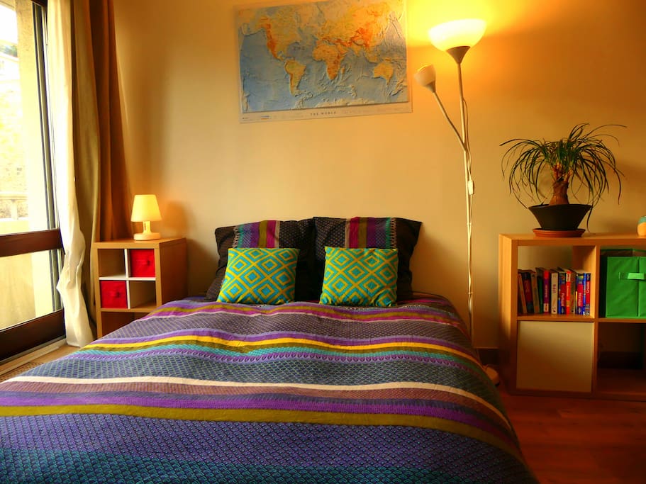 Chambre spacieuce, calme et chaleureuse donnant sur une jardin