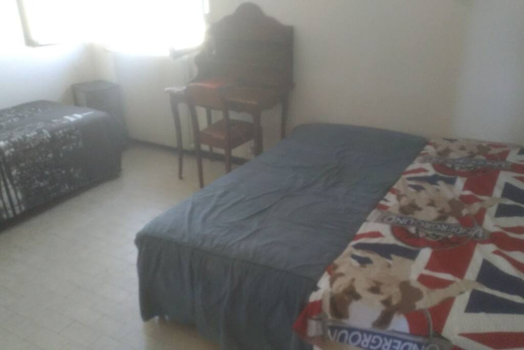 la chambre équipée de 3 lits simples que vous pouvez ajuster comme vous voulez
aussi équipée de deux grand placards pour vos affaires