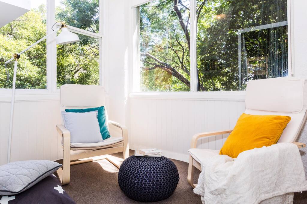 A beautiful reading room attached to the master room - also a perfect a play pen for children or quiet time, with curtains to seperate the main room and the reading room for added privacy.
Books for the soul provided.