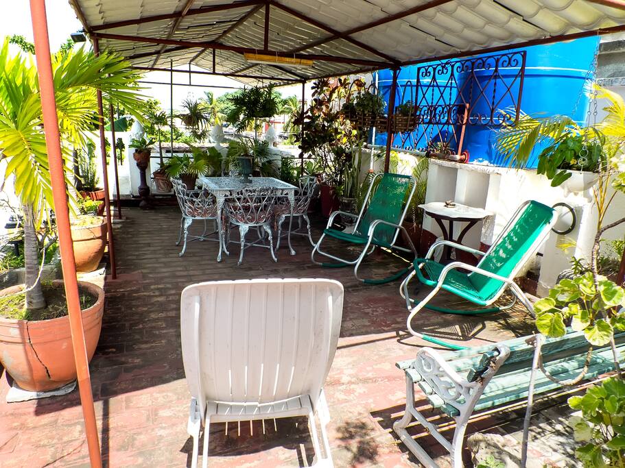 La terraza, un lugar muy acogedor para conversar, descansar o disfrutar de un mojito cubano