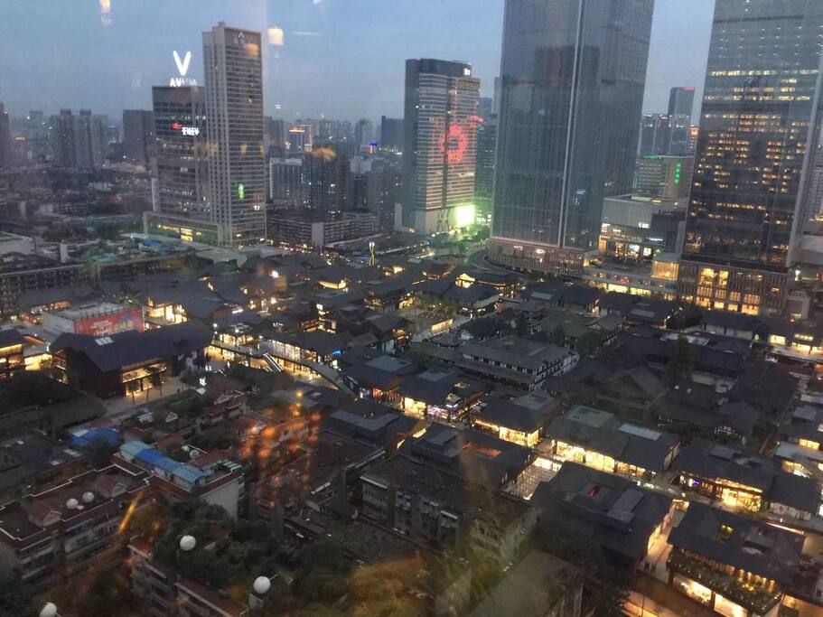 夜晚窗外的风景,灯光旖丽勾起了无限遐想!