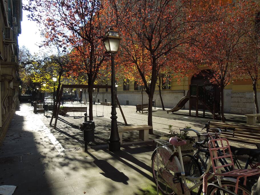 cortile adiacente attrezzato con giochi per bambini