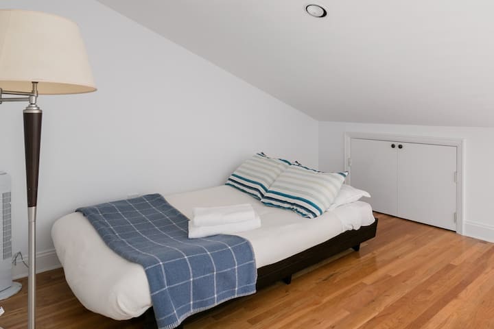 Hay un espacio adicional en la galería con una cama futón con capacidad para dos personas. Ten en cuenta que este espacio no es un dormitorio, ya que está abierto a la sala de estar de abajo y no ofrece privacidad. 
