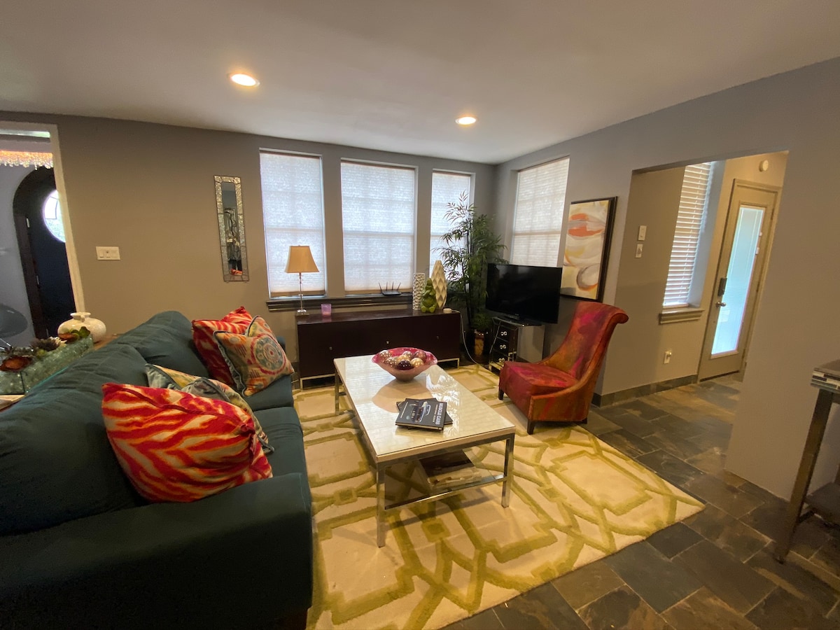 منطقة معيشة واسعة مع أريكة بسرير بحجم كبير.