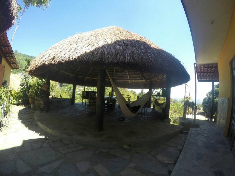 Palapa reconfortante donde se encuentra el asador y área de comedor.