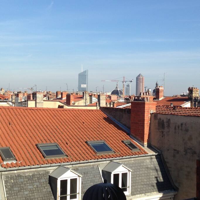 Vue sur les toits de Lyon, pas de vis à vis.